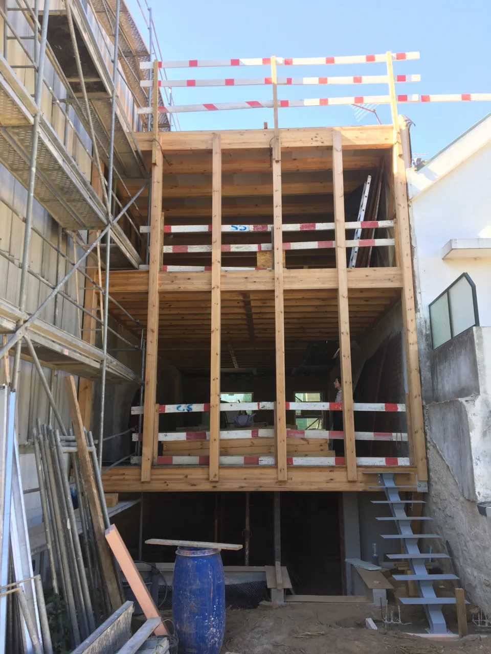 Reabilitação estrutura de madeira betão edificio residencial timber concret composite single family building 10